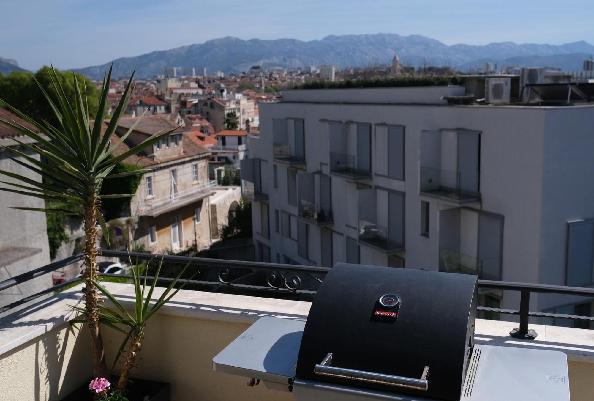 Prime Location Penthouse With A Large Terrace Apartment *